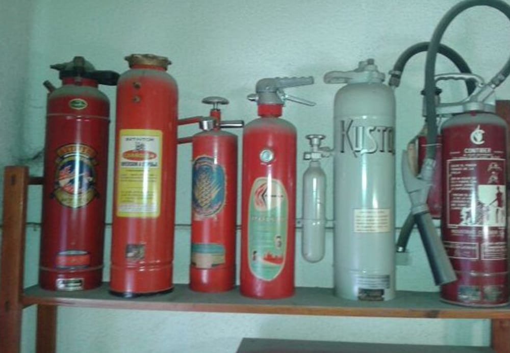 Colección de extintores antiguos