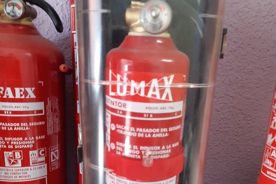 Extintor Lumax junto a una boca de incendio